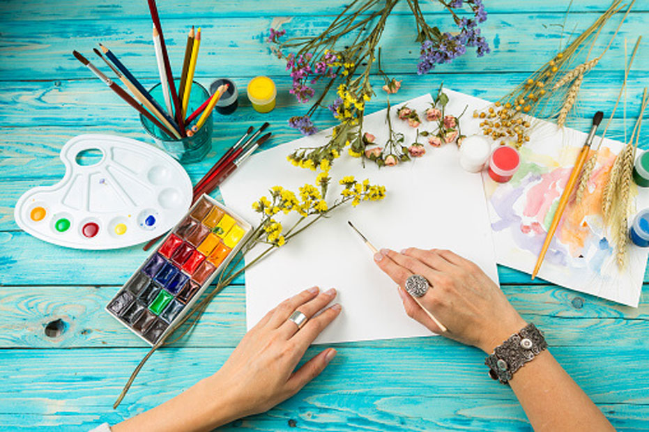 Peintures et pinceaux colorés, illustrant l'art-thérapie