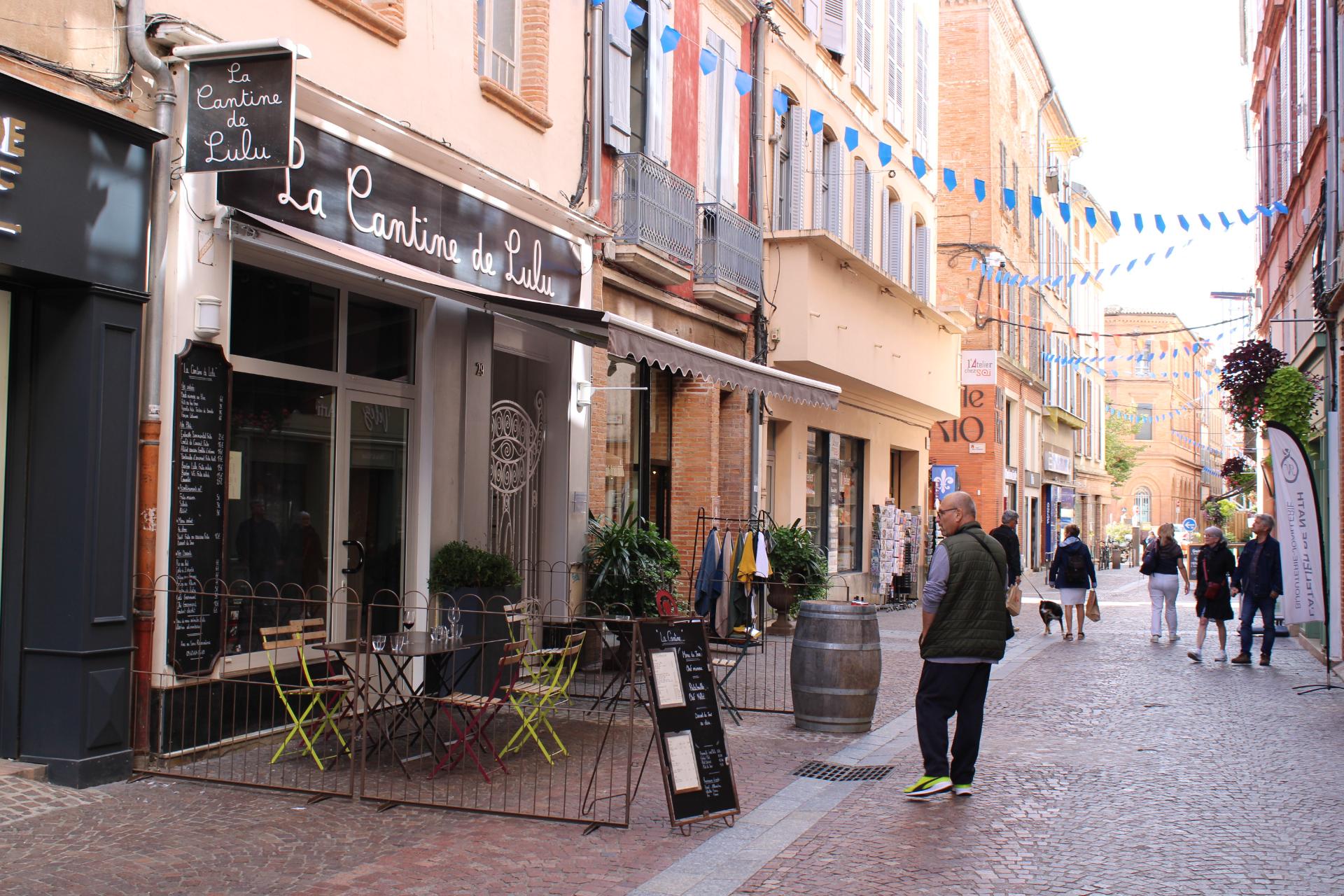 La devanture et la terrasse de La Cantine de Lulu dans une rue piétonne de Montauban