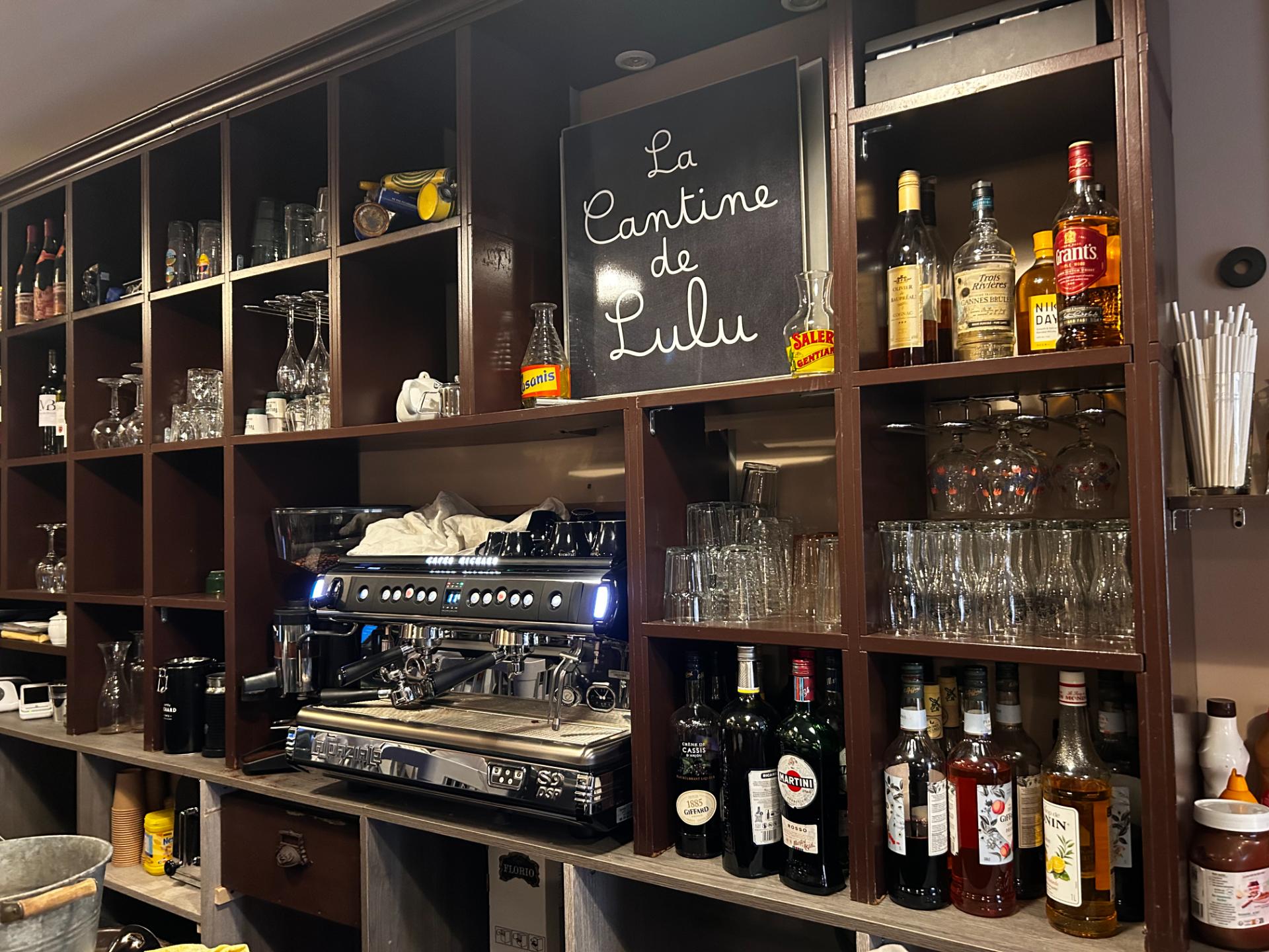 Le bar et la machine à café
